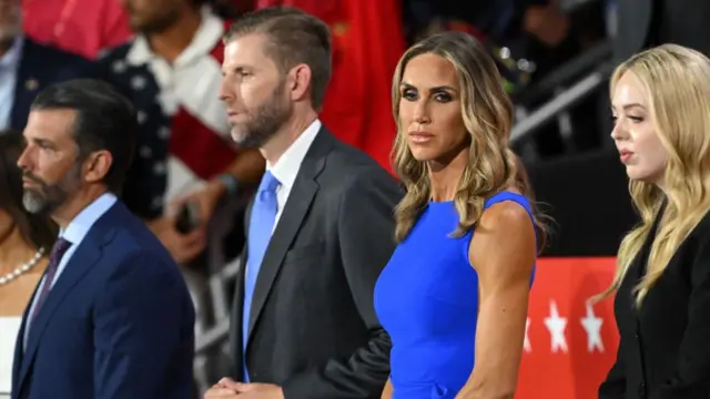 Donald Trump Jr., Eric Trump, co-presidente do Comitê Nacional Republicano Lara Trump, e Tiffany Trump participam do primeiro dia da Convenção Nacional Republicana de 2024