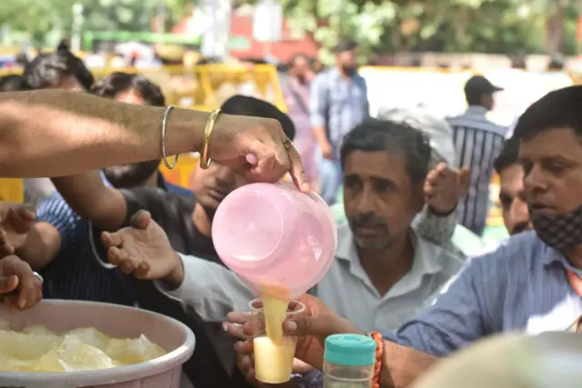 आंदोलनास उपस्थित असणाऱ्या लोकांना दुग्धवाटप