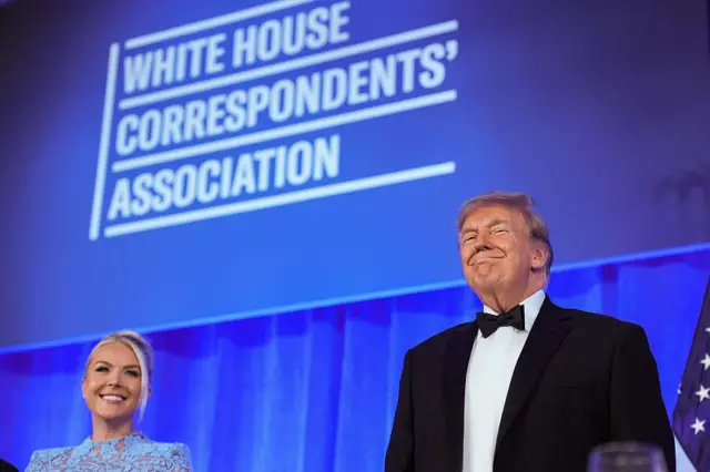 ABD Başkanı Donald Trump ve Beyaz Saray Basın Sözcüsü Karoline Leavitt, 24 Temmuz 2026 tarihinde Washington, DC'deki Waldorf Astoria'nın Presidential Ballroom salonunda düzenlenen Beyaz Saray Muhabirleri Yemeği'ne katılıyor.