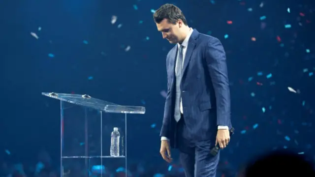 Чарлі Кірк у костюмі під час виступу