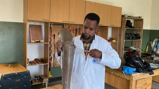 Umugabo urimo gukora insimburangingo y'ukuguru