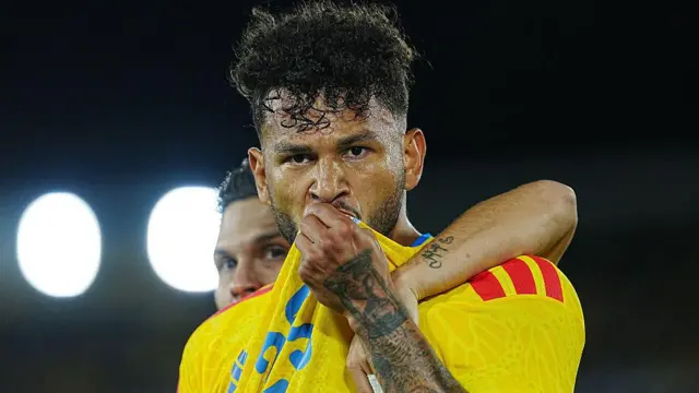 Luis Suarez yishimira igitsindo ca gatatu ca Colombia mu rukino rwa kivandimwe batsinze Costa Rica mu ntango z'ukwezi kwa gatandatu