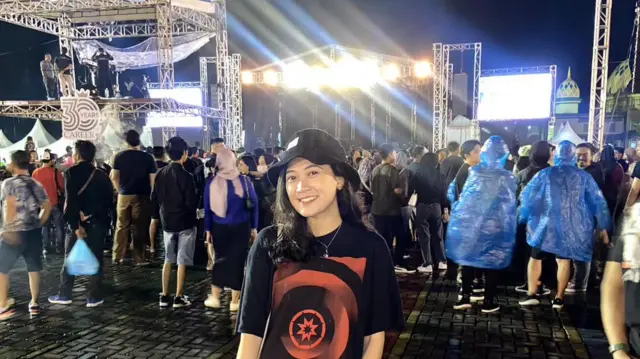 Annisa di tengah keramaian konser