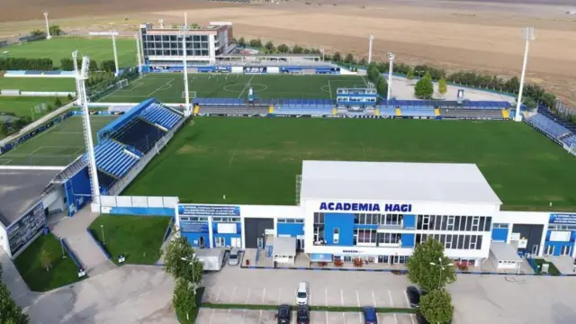 آکادمی بیرون شهر ساحلی کنستانتا و در محلی که قبلا زمین کشاورزی بود، ساخته شده است