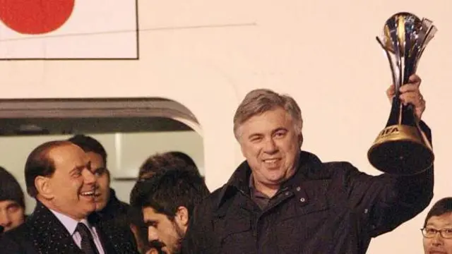 Carlo Ancelotti azamuye (iburyo) igikombe ari kumwe na Berlusconi