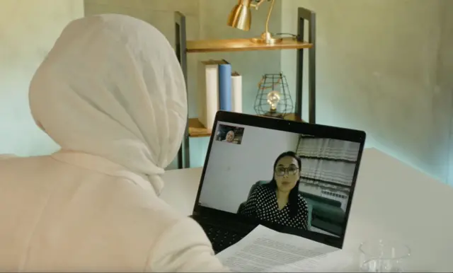 BBC studiosiga video qo'ng'iroq orqali onlayn ulangan ekspertning kompyuter ekranidan ko'rinib turgan tasviri