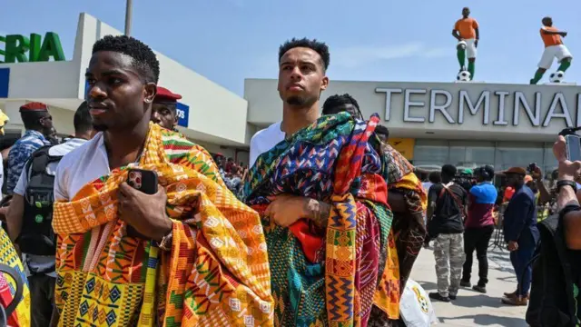  Tawagar kwallon kafa ta a filin jirgin sama Felix Houphouet-Boigny International a Abidjan.