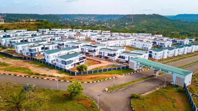 Agbegbe yii ni Esiteeti BUhari to wa niluu Abeokuta, nibi ti ọpọ ile awoṣifila wa