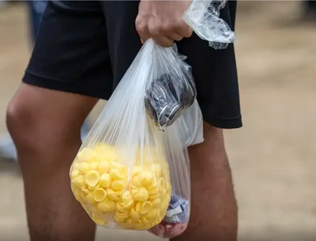 Candidato chega com lanches no local de prova