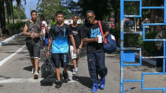 Internos salen de la prisión de La Lima en La Habana este viernes 3 de abril.