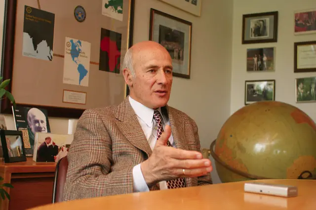 جوزف نای در دهه ۹۰ تلاش کرد با نظریه «قدرت نرم»، نظریه افول قدرت آمریکا را زیر سئول ببرد