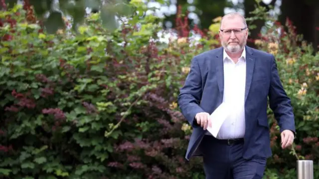 Onyeisi otu ndọrọndọrọ ọchịchị Ulster Unionist bụ Doug Beattie a tụọla vootu ya na Portadown dị na Northern Ireland.