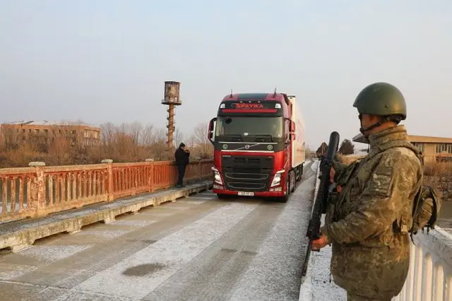 Alican sınır kapısından geçen bir tır ve asker