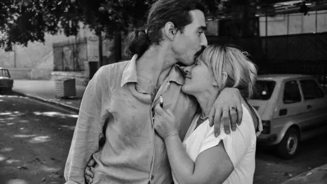 Os fotógrafos italianos Franco Zecchin e Letizia Battaglia se abraçam em Palermo, em 1976