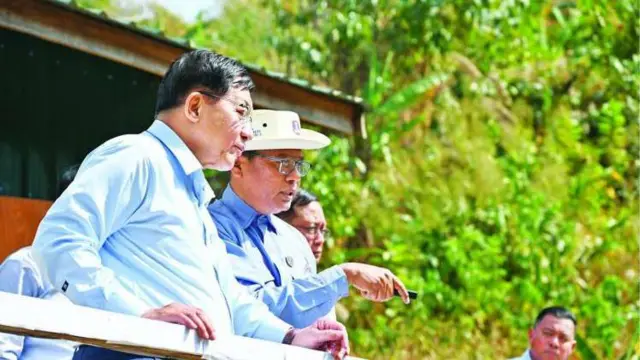 နာဂကိုယ်ပိုင်အုပ်ချုပ်ခွင့်ရဒေသ၊ လဟယ်မြို့နယ်က ဟွေထိုက်ရေအားလျှပ်စစ်ဓာတ်အားပေးစီမံကိန်းကိုကြည့်ရှုနေတဲ့ စစ်ခေါင်းဆောင် ဗိုလ်ချုပ်မှူးကြီး မင်းအောင်လှိုင် 