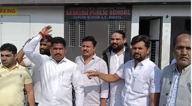 શાળાની બહાર સૂત્રોચ્ચાર કરી રહેલા સ્થાનિક લોકો