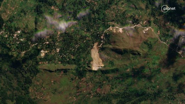 Imagen satelital del 26 de mayo, después del deslizamiento de tierra.
