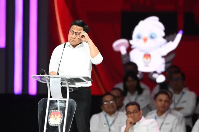 Cawapres nomor urut 1 Muhaimin Iskandar menyampaikan pandangannya saat Debat Keempat Pilpres 2024 di Jakarta Convention Center (JCC), Jakarta, Minggu (21/01).