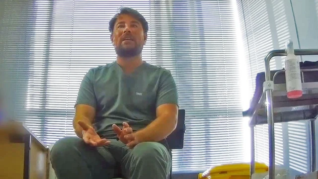 Ricky Sawyer tự mô tả mình là "chuyên gia tiêm nâng mông người Brazil lớn nhất nước Anh"