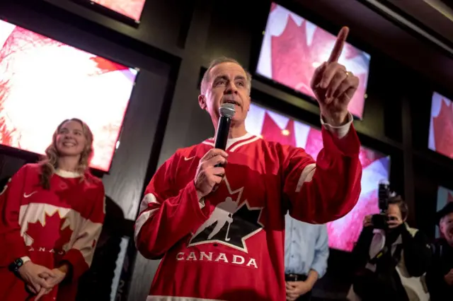 Mark Carney con una camiseta de hockey de Canadá.