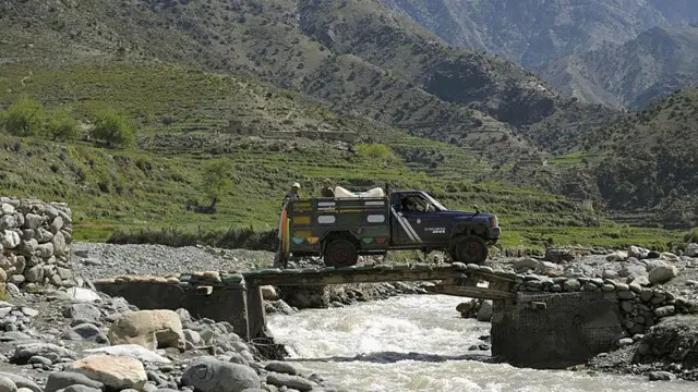 کونړ کې یو موټر پر پله روان دی.