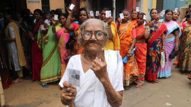 ভোট দেওয়ার পর এক নারী