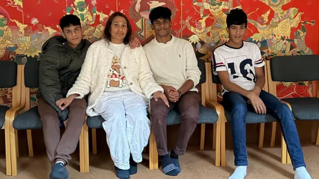 2023-ஆம் ஆண்டு தனது மூன்று குழந்தைகளுடன் பிரிட்டனுக்கு குடிபெயர்ந்த குஷானி சுரவீரா