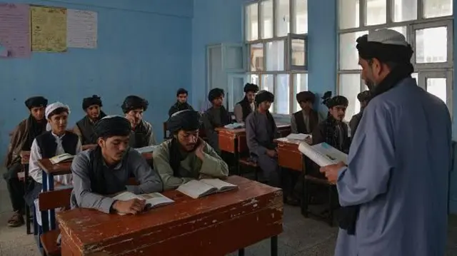 په یوه ټولګي کې زده کوونکي چې د طالبانو له خوښې سره جامې (یونیفورم) یې اغوستی