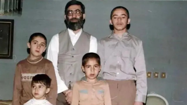 منصوره خجسته باقرزاده، از معدود همسران مقامهای ارشد یک کشور در جهان بود که تصویر موثقی از او در دست نیست. حاصل ازدواج او با علی خامنهای شش فرزند است. در عکس بالا علی خامنهای به همراه چهار پسرش دیده میشود