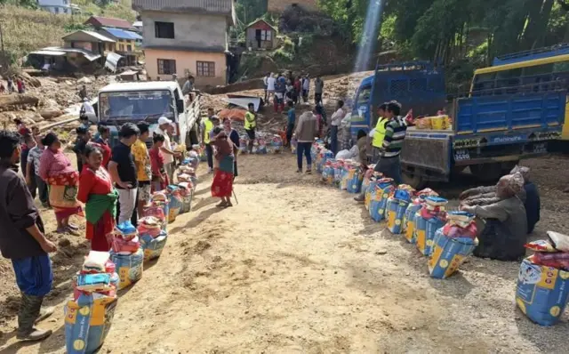 राहत वितरणसँगै अस्थायी आवासका लागि पनि पहल सुरु गरिएको अधिकारीहरू बताउँछन्
