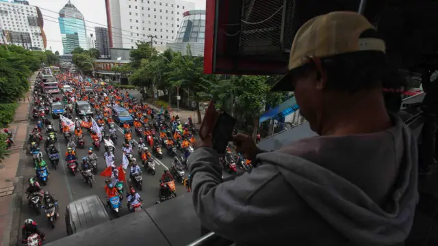 Selain di Jakarta, terlihat ribuan buruh melakukan konvoi memperingati Hari Buruh di Jalan Basuki Rahmat, Surabaya, Jawa Timur, Senin (01/05).