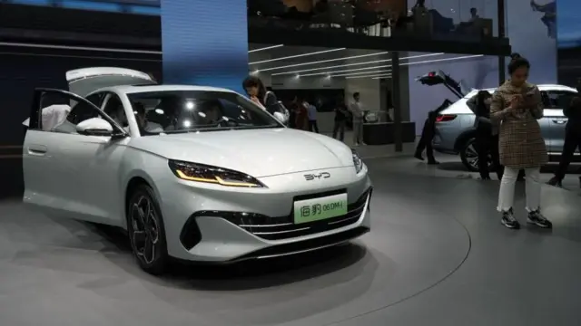 Une voiture électrique BYD exposée lors d'un salon automobile en Chine