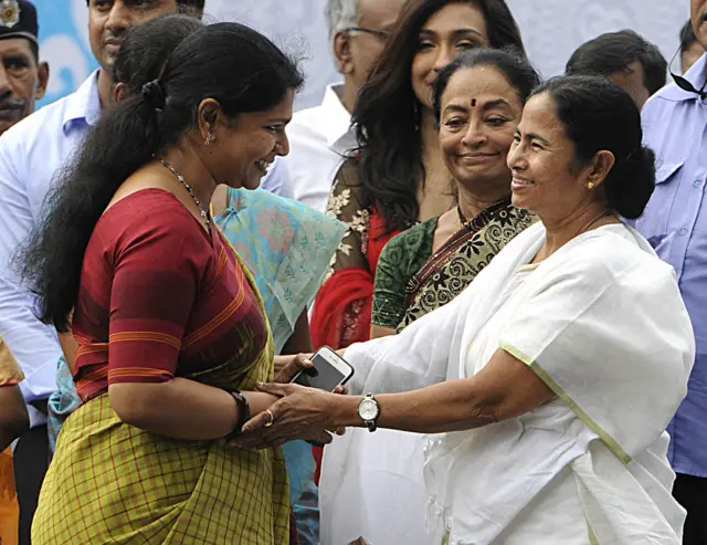 2016ம் ஆண்டு மேற்கு வங்க முதல்வர் மம்தா பானர்ஜியின் பதவியேற்பு விழாவில் திமுக மூத்த தலைவர் கனிமொழி பங்கேற்றார்.