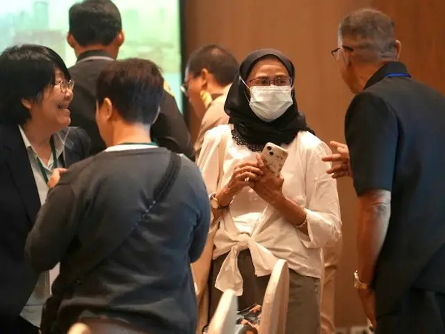 น.ส.อังคณา นีละไพจิตร อดีตกรรมการสิทธิมนุษยชนแห่งชาติ และอดีต สสร. ปี 2550 (กทม.)