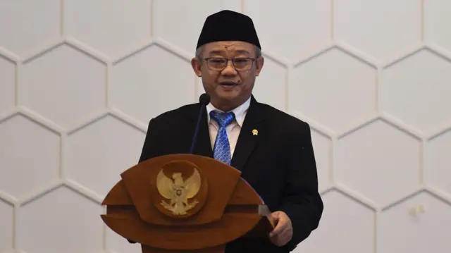 Menteri Pendidikan Dasar dan Menengah Abdul Mu'ti berpidato usai serah terima jabatan dengan Mendikbudristek periode 2019-2024 Nadiem Makarim di Jakarta, Senin (21/10/2024). 