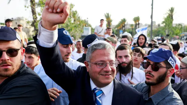 په داسې حال کې چېاسرائیلیان د مې په ۲۶مه د بیت المقدس ورځ لمانځي، د اسرائیلو د ملي امنیت وزیر ایتامار بین‌ګوېر د دمشق له دروازې څخه د بیت المقدس د زاړه ښار لیدو ته روان دی. 