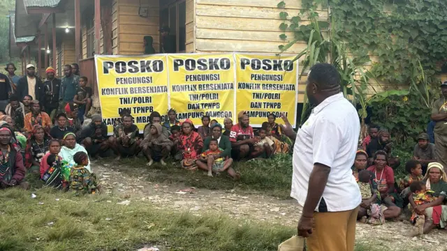 Sekelompok warga Intan Jaya mengungsi akibat konflik bersenjata yang terus meningkat dan menimbulkan korban jiwa.