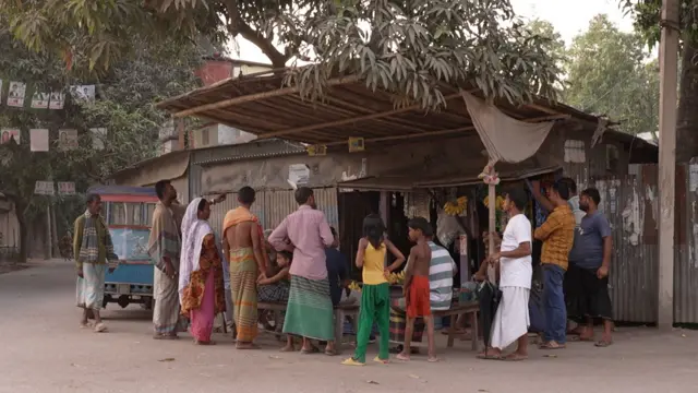 চায়ের দোকানে মানিকগঞ্জের সিংগাইর উপজেলার ভোটারগণ