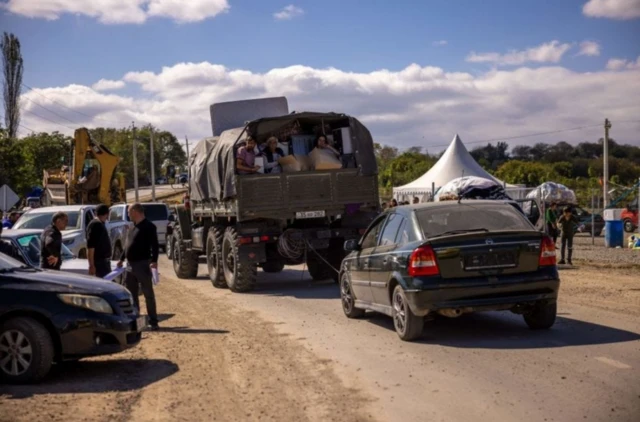تصویری از ارمنی‌هایی که در حال ترک قره‌باغ کوهستانی هستند