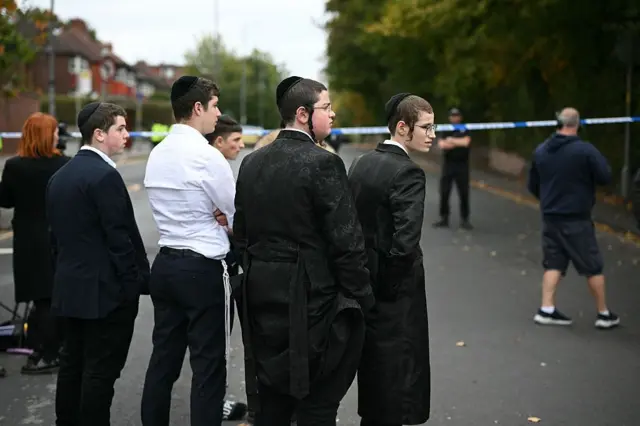 Judíos ortodoxos observan el lugar del ataque a una sinagoga en Mánchester