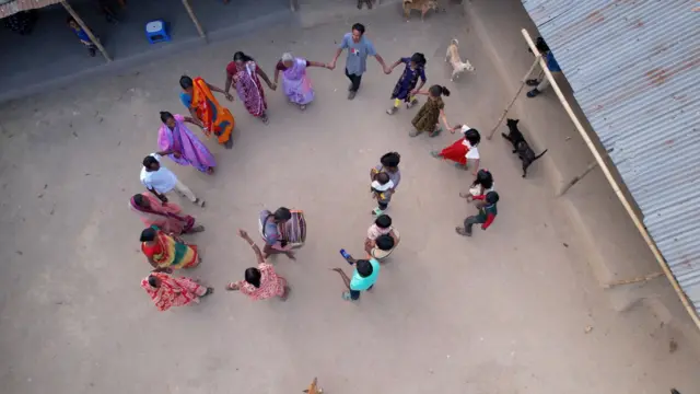 চা বাগানে খাড়িয়ারা মিশ্র জাতিগোষ্ঠীর সঙ্গে বসবাস করেন