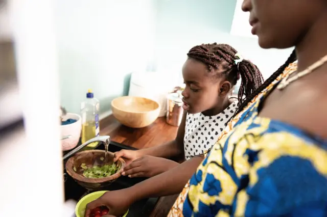 Enfant avec sa maman en cuisine