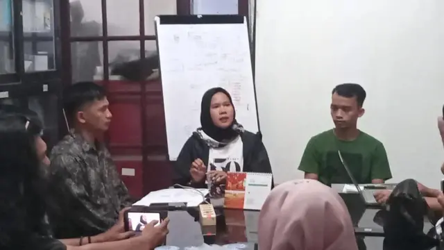 Pengacara dari Lembaga Bantuan Hukum (LBH) Padang Decthree Ranti Putri (tengah).