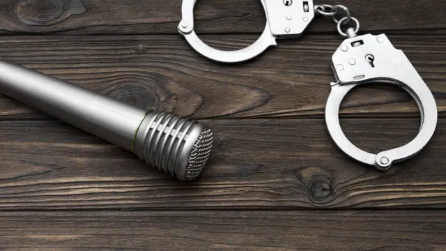 ማይክሮፎን እና ካቴና 