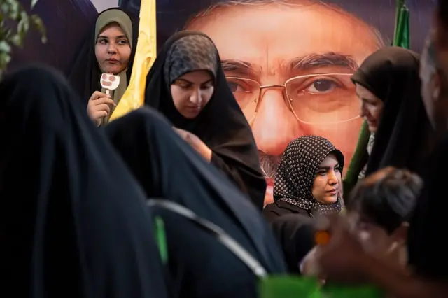عکس مجتبی خامنه ای در خیابان