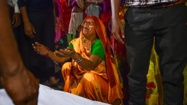 भारत उत्तर प्रदेशमा भागदौडमा मारिएका व्यक्तिका आफन्त