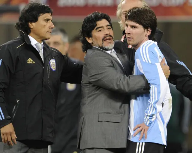 Lionel Messi es abrazado por Diego MAradona