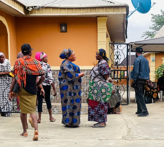 Oṣerebinrin Dupe Jaiyesinmi ati Ronke Odusanya, duro ninu ọgba ile Peju Ogunmola lati ba a kẹdun