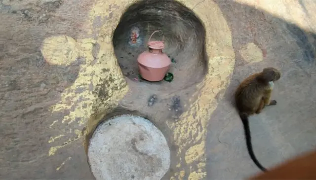 या मंदिराच्या गाभाऱ्यात राम, सीता आणि लक्ष्मण यांच्या मूर्ती आहेत. सोबतच गणपती, हनुमान आदी देवतांच्या मूर्ती देखील पाहायला मिळतात. मंदिराचे पुजारी सुदर्शन शर्मा सांगतात की, राम, सीता आणि लक्ष्मणाच्या मूर्ती स्वयंभू आहेत.