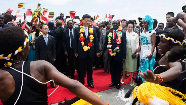 O presidente chinês Xi Jinping (da esquerda para a direita) observa dançarinos tradicionais se apresentando com o presidente do Zimbábue, Robert Mugabe (da direita para a direita),sokkerpro siteuma visitasokkerpro siteEstadosokkerpro site2015